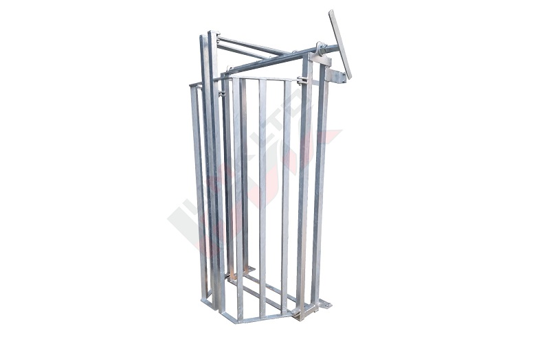 Protection gate for cattle crush