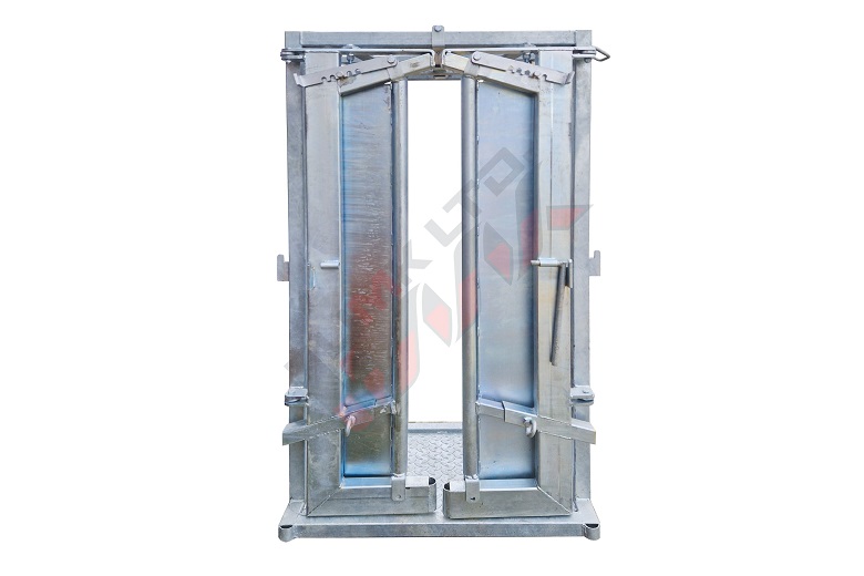 Automatic locking door for cows