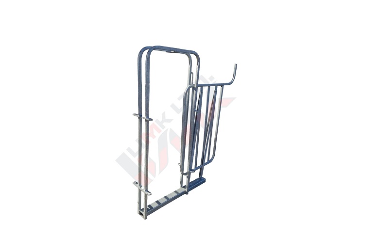 Sliding door for sheep